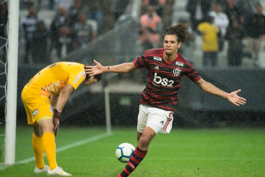 De cabeça, Willian Arão marcou o gol que deu a vitória ao Flamengo em São Paulo