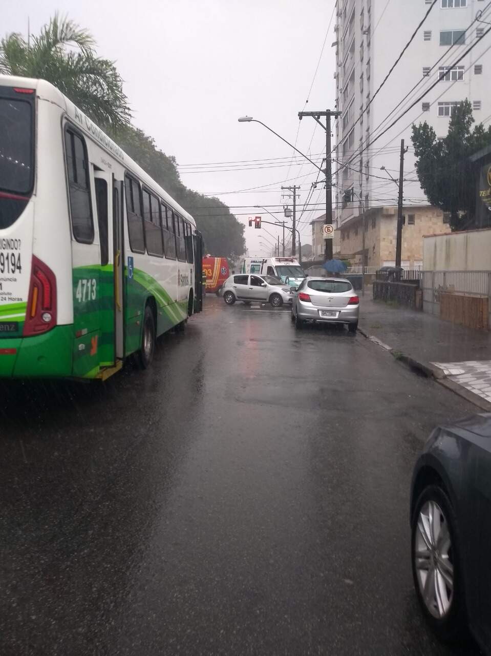 Acidente aconteceu na Avenida Pedro Lessa na tarde desta quinta-feira (16)