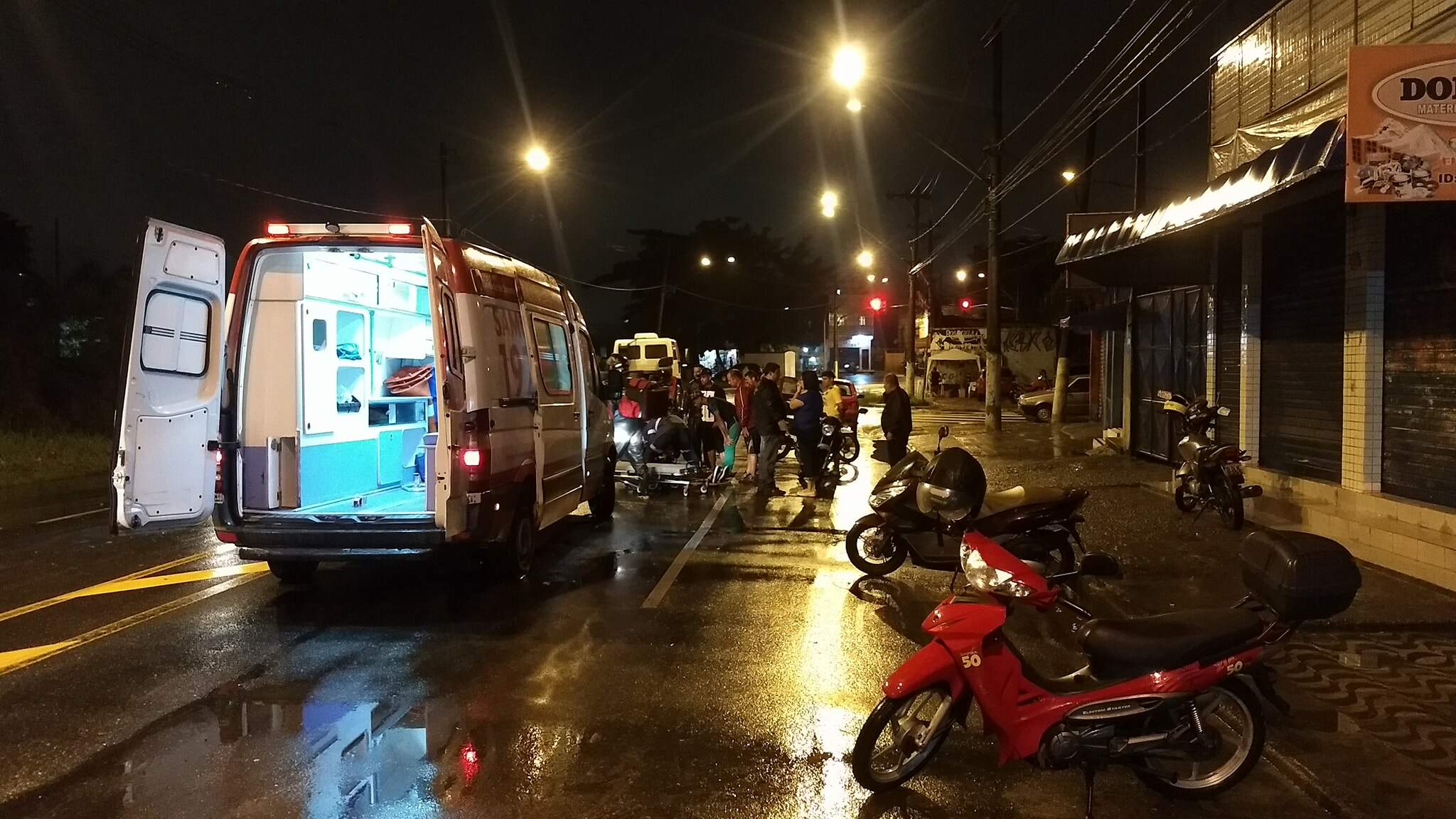 Motociclista ficou ferida após acidente na Avenida Penedo, em São Vicente