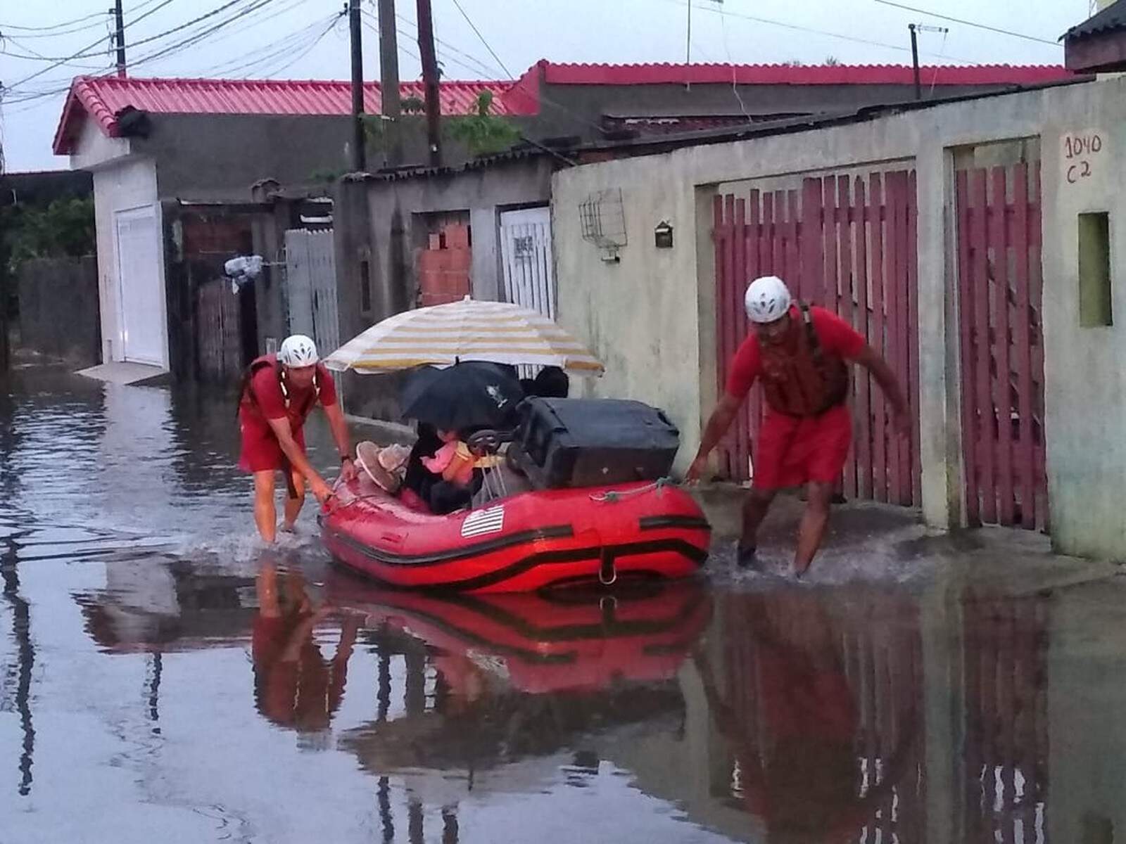 Corpo de Bombeiros precisou resgatar pessoas em Peruíbe por conta da chuva