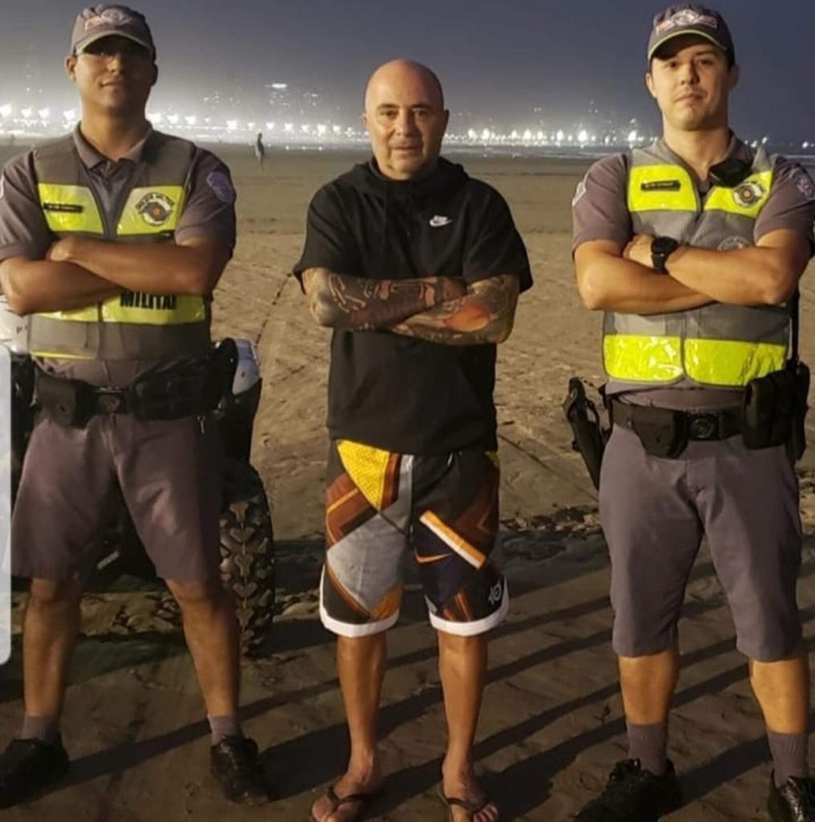 Treinador argentino posou para foto com os polícias que faziam a ronda no local