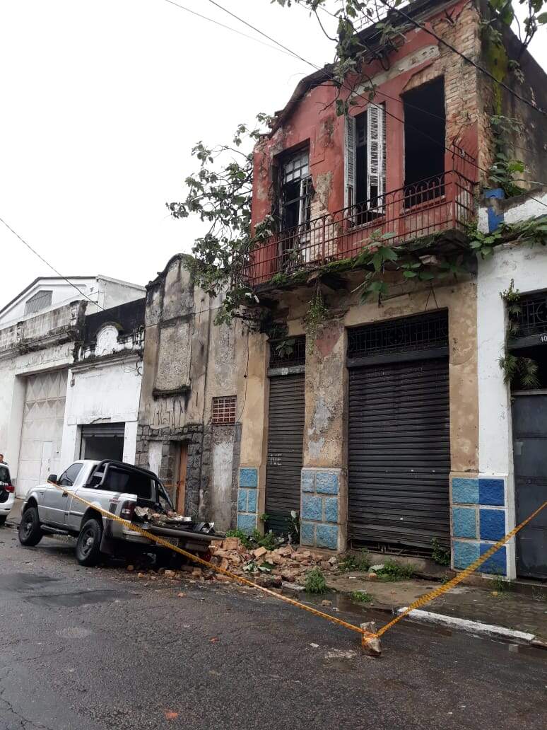 Estrutura que desabou atingiu um carro que estava estacionado no Centro Histórico de Santos
