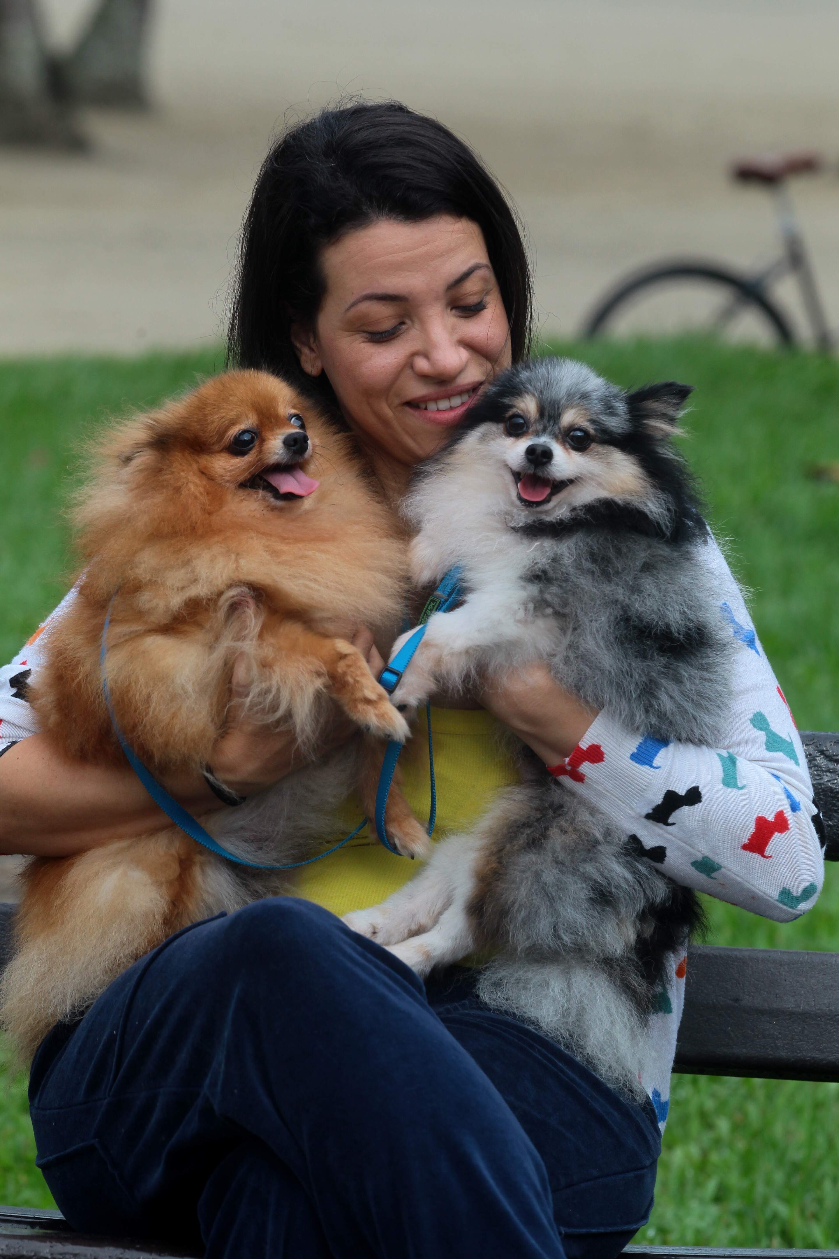 Veterinária Adriana com os cachorros Pompom e Flash 