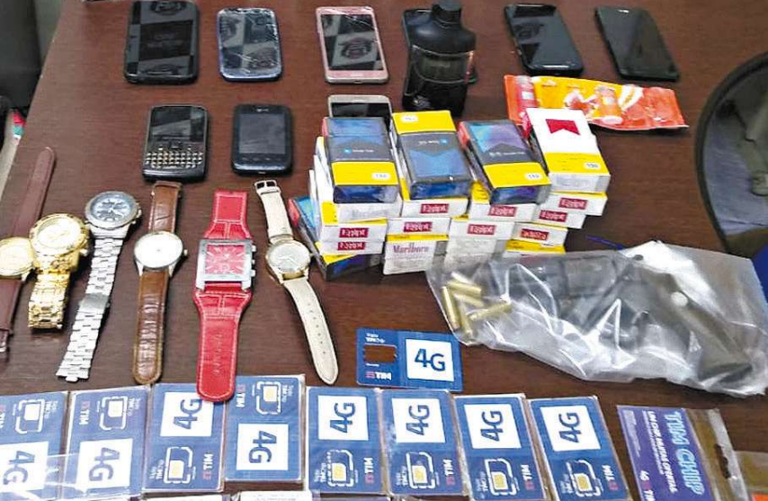 Com os bandidos, foram encontrados relógios, cigarros, celulares e chips, além de anotações do PCC