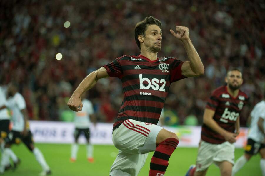 Após consulta do VAR, Rodrigo Caio pôde comemorar o gol que deu vitória sobre o Corinthians