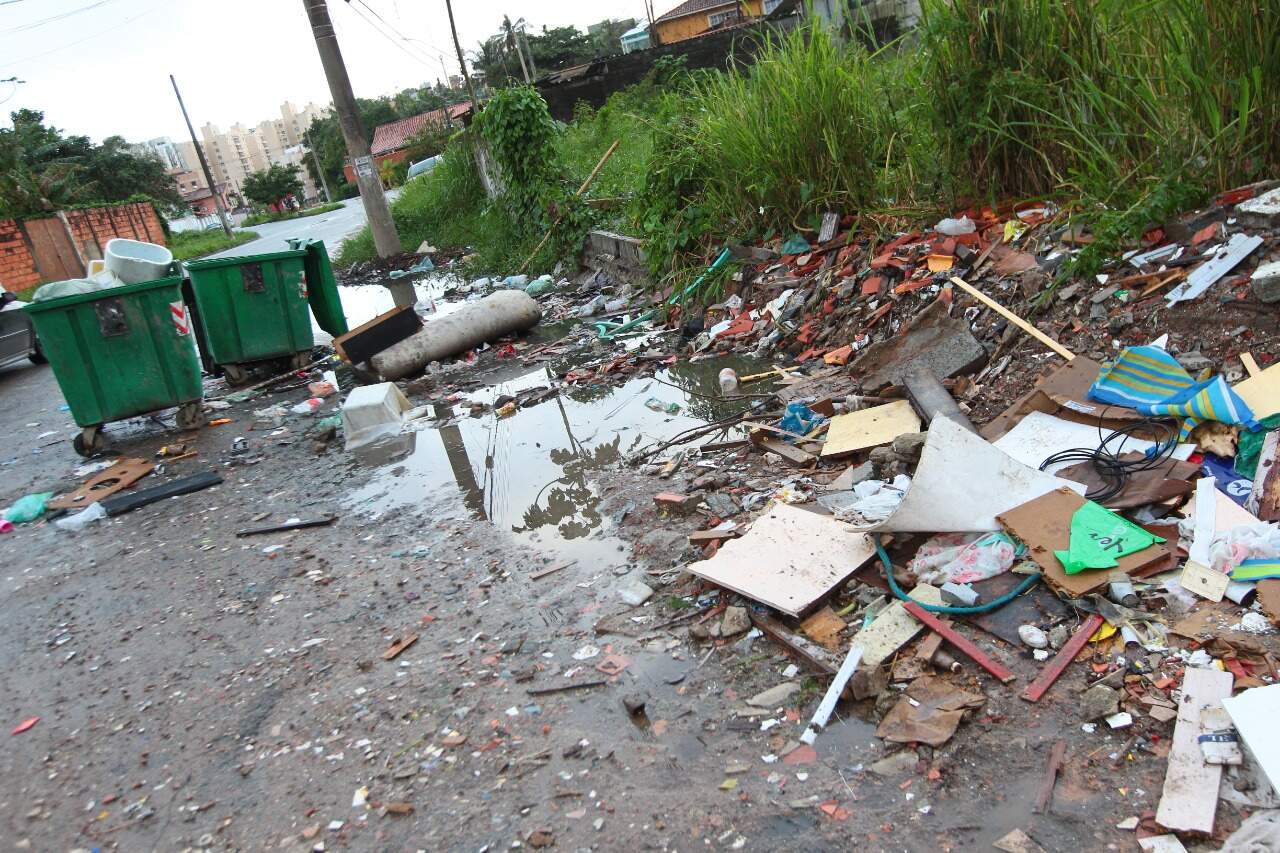 Na Rua Inácio Miguel Stéfano, lixo descartado de maneira incorreta e falta de zeladoria incomodam
