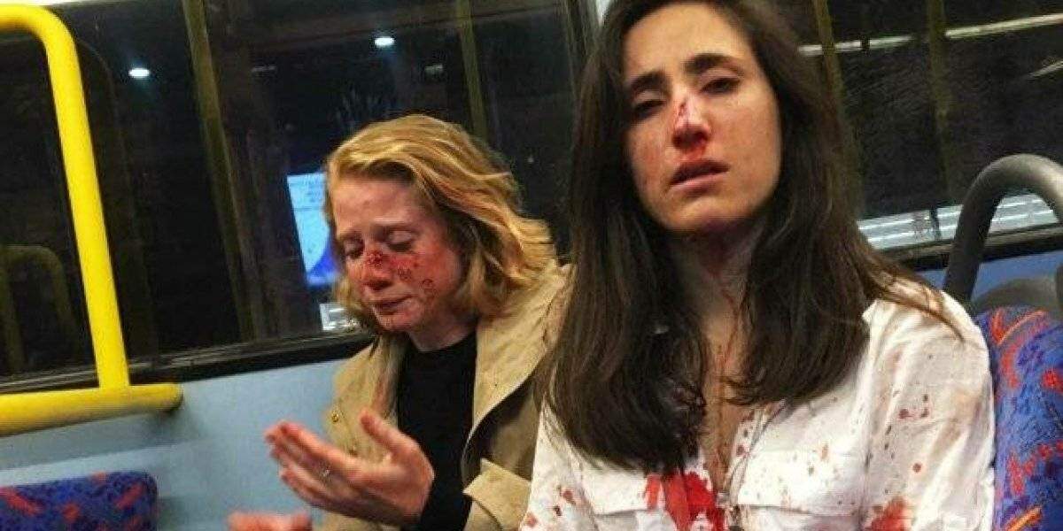 Quatro homens agrediram um casal de namoradas dentro de um ônibus em Londres