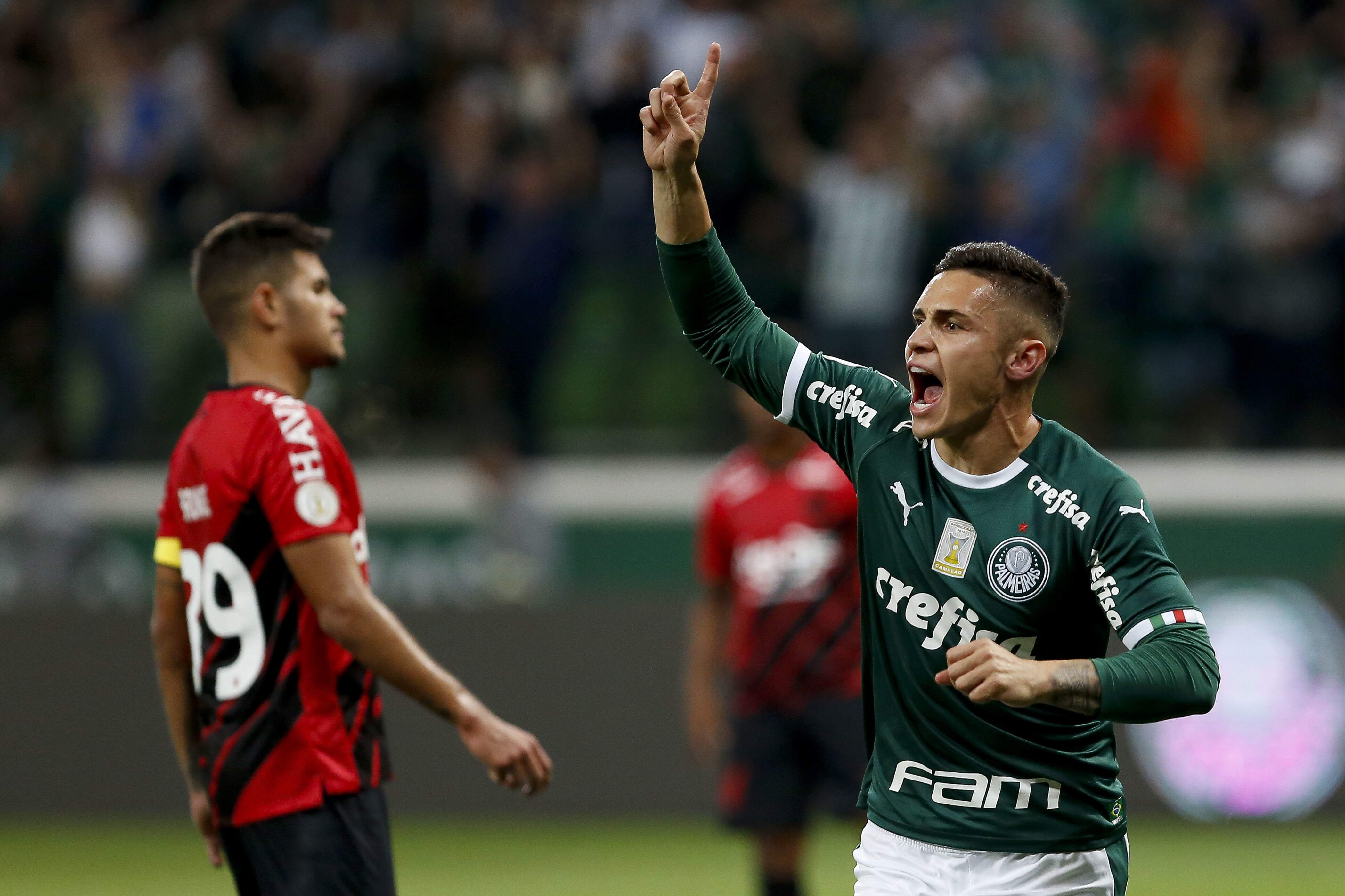 Gol de Raphael Veiga mantém Palmeiras na liderança do Brasileirão, com 19 pontos