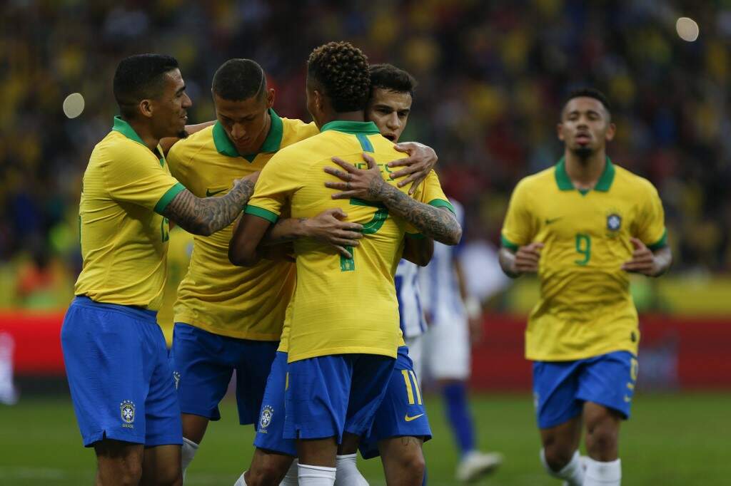 Coutinho abraça David Neres após gol de pênalti na vitória sobre o Honduras