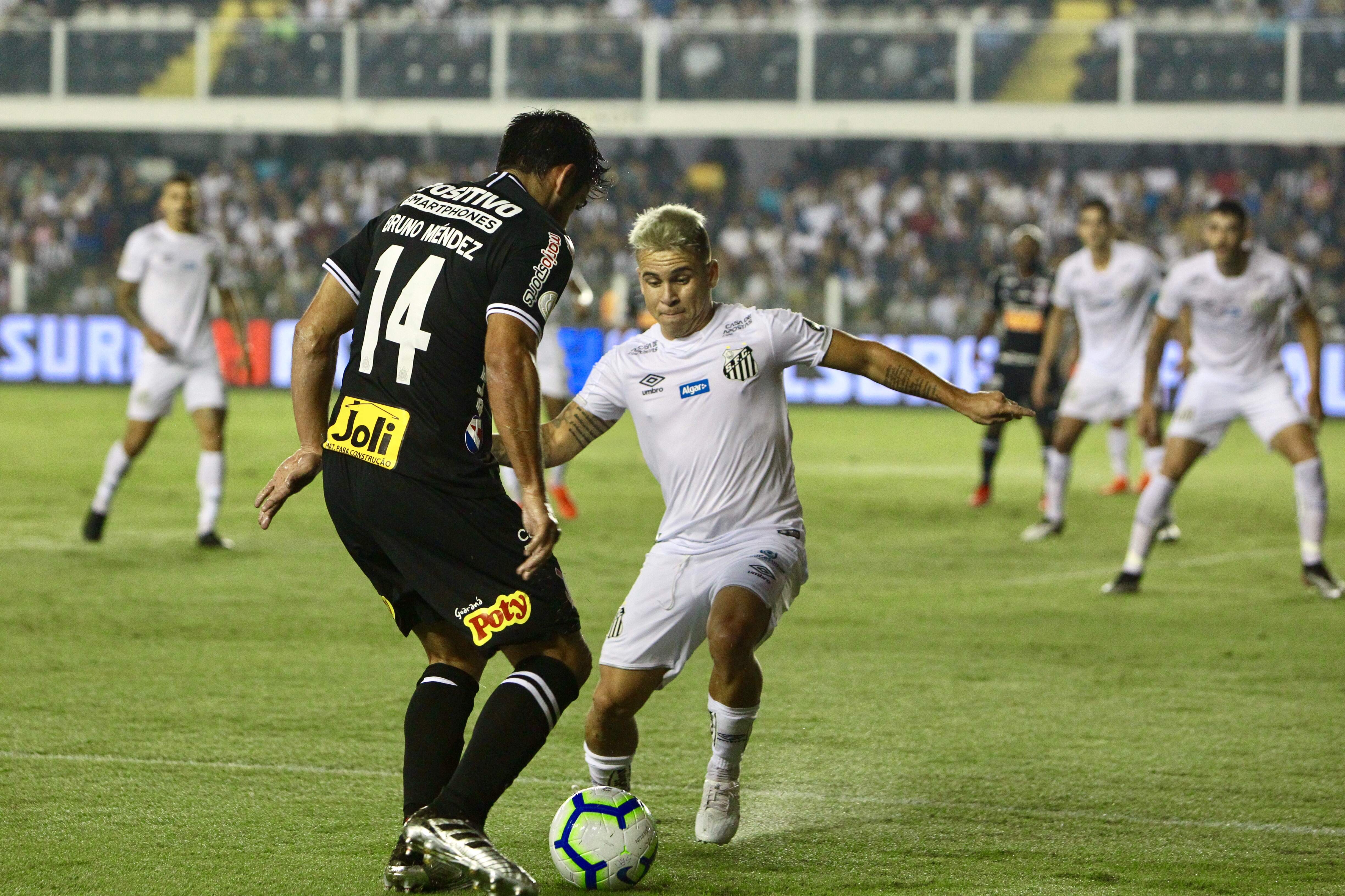 Clássico teve um duelo a parte entre o uruguaio Bruno Mendéz e o venezuelano Soteldo 