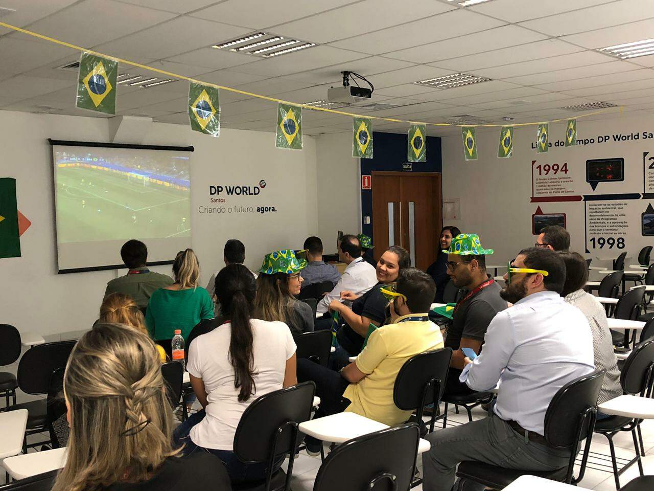 Funcionários assistiram à partida desta quinta-feira (13) entre Brasil e Austrália