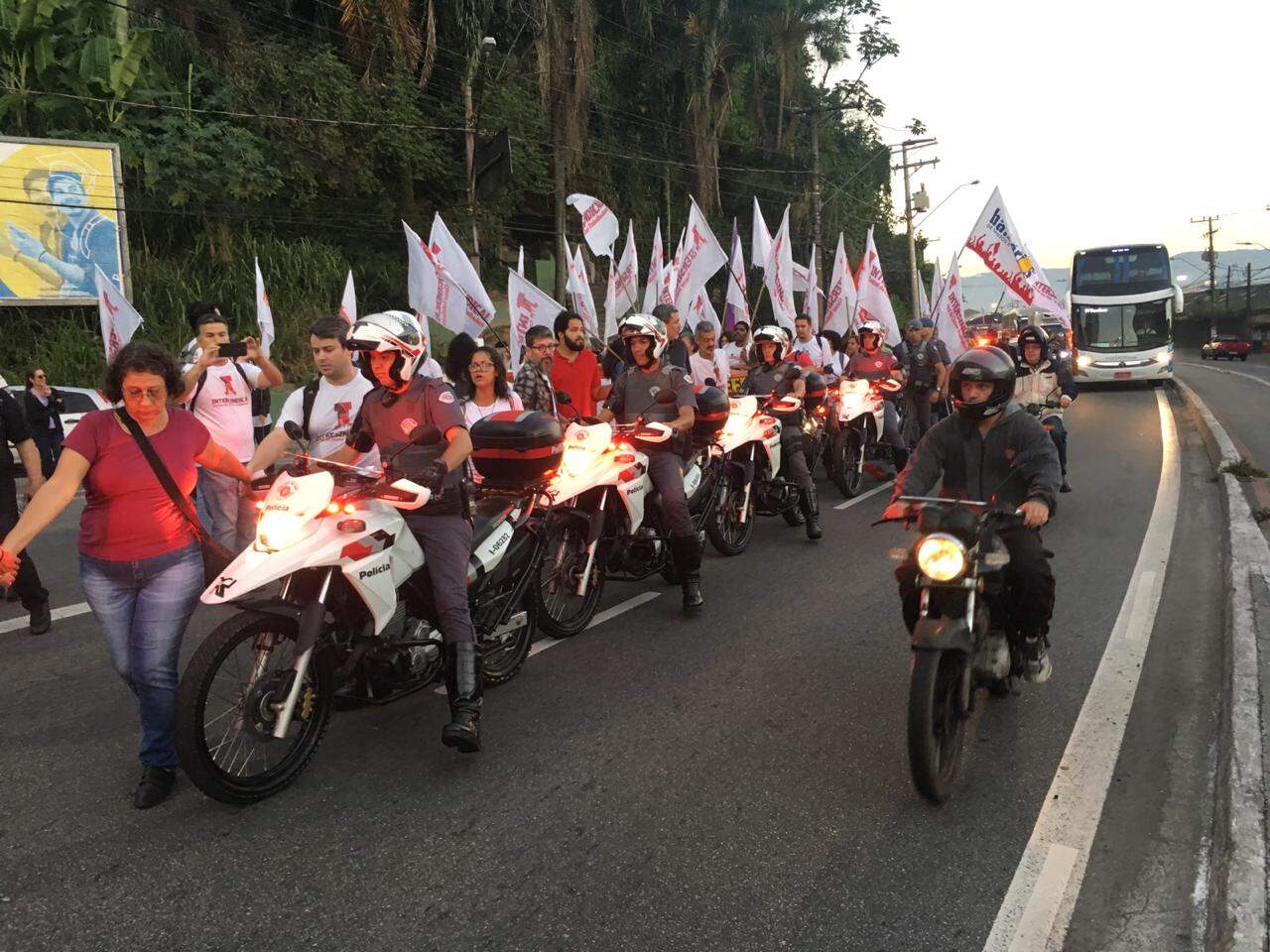 Grevistas chegaram a fazer uma passeata em Santos; movimento foi abaixo do esperado