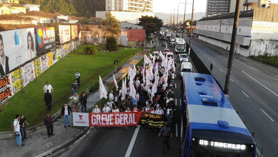Após bloquearem Avenida Martins Fontes, manifestantes seguiram em passeata até a Praça dos Andradas