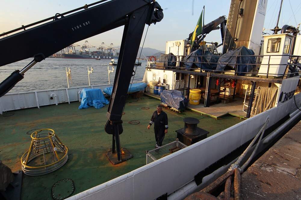 Navio de pesquisa está atracado no cais do Armazém 8 do Porto de Santos