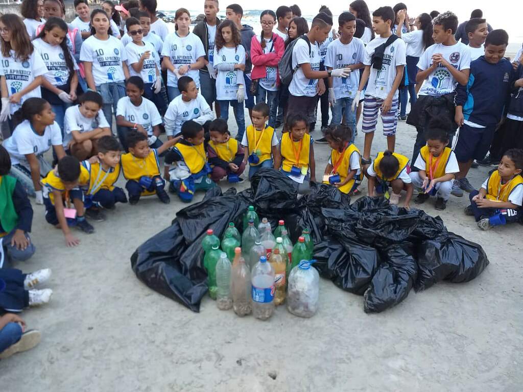 Alunos de Guarujá recolhem 25 kg de lixo na Praia de Pitangueiras