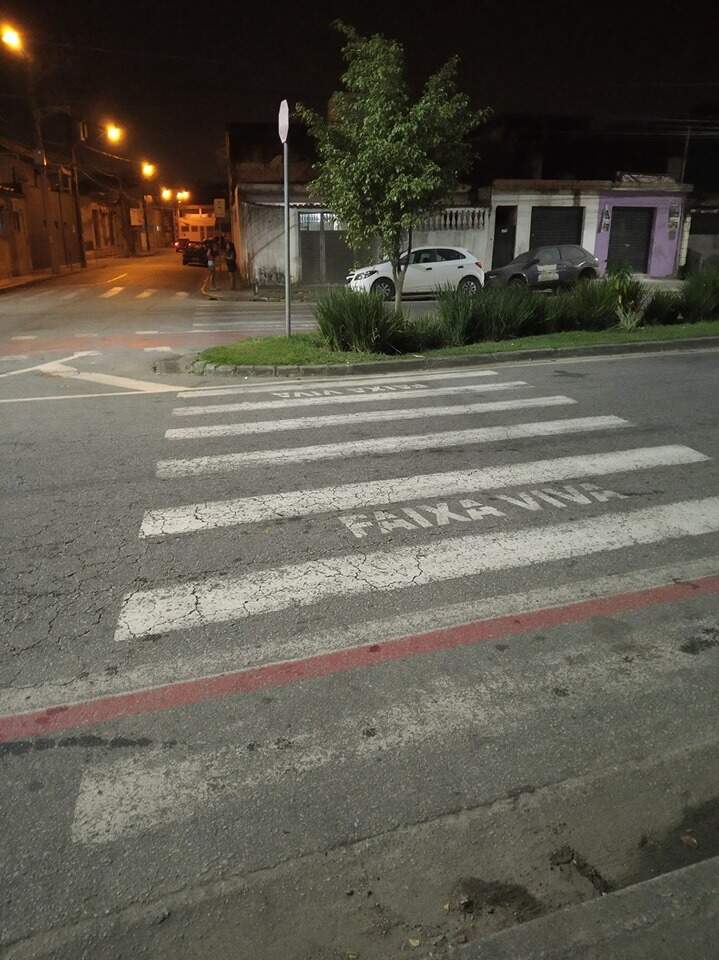 Erro de sinalização está entre as ruas 25 de dezembro e Begônias, no bairro Vila Natal