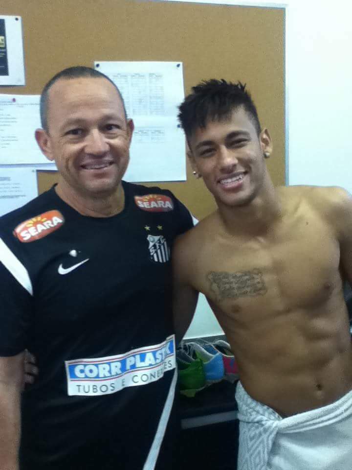 Vesco posa para foto com Neymar quando atacante atuava no Santos 