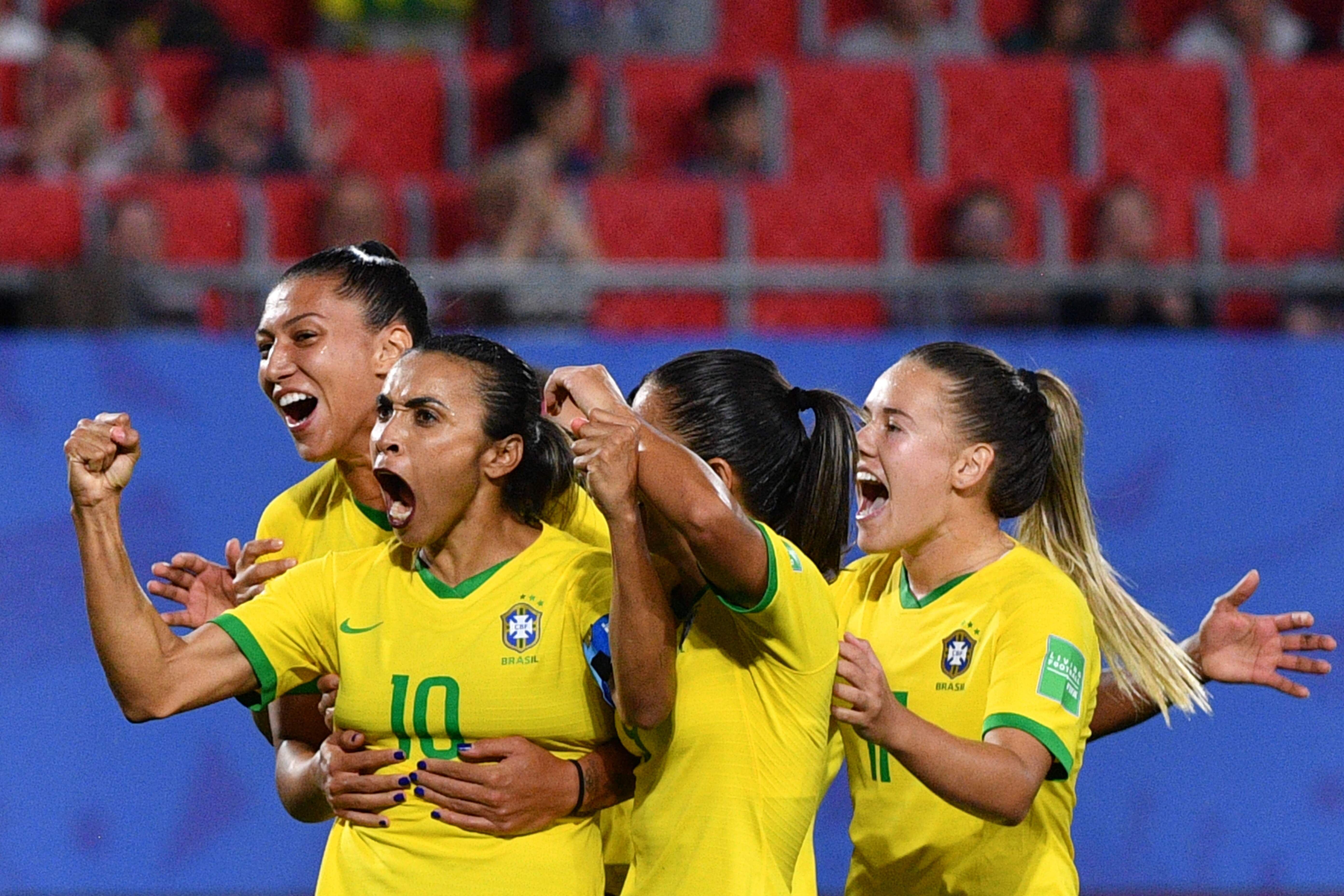 De pênalti, Marta marcou o gol que deu a vitória e classificação para a seleção feminina