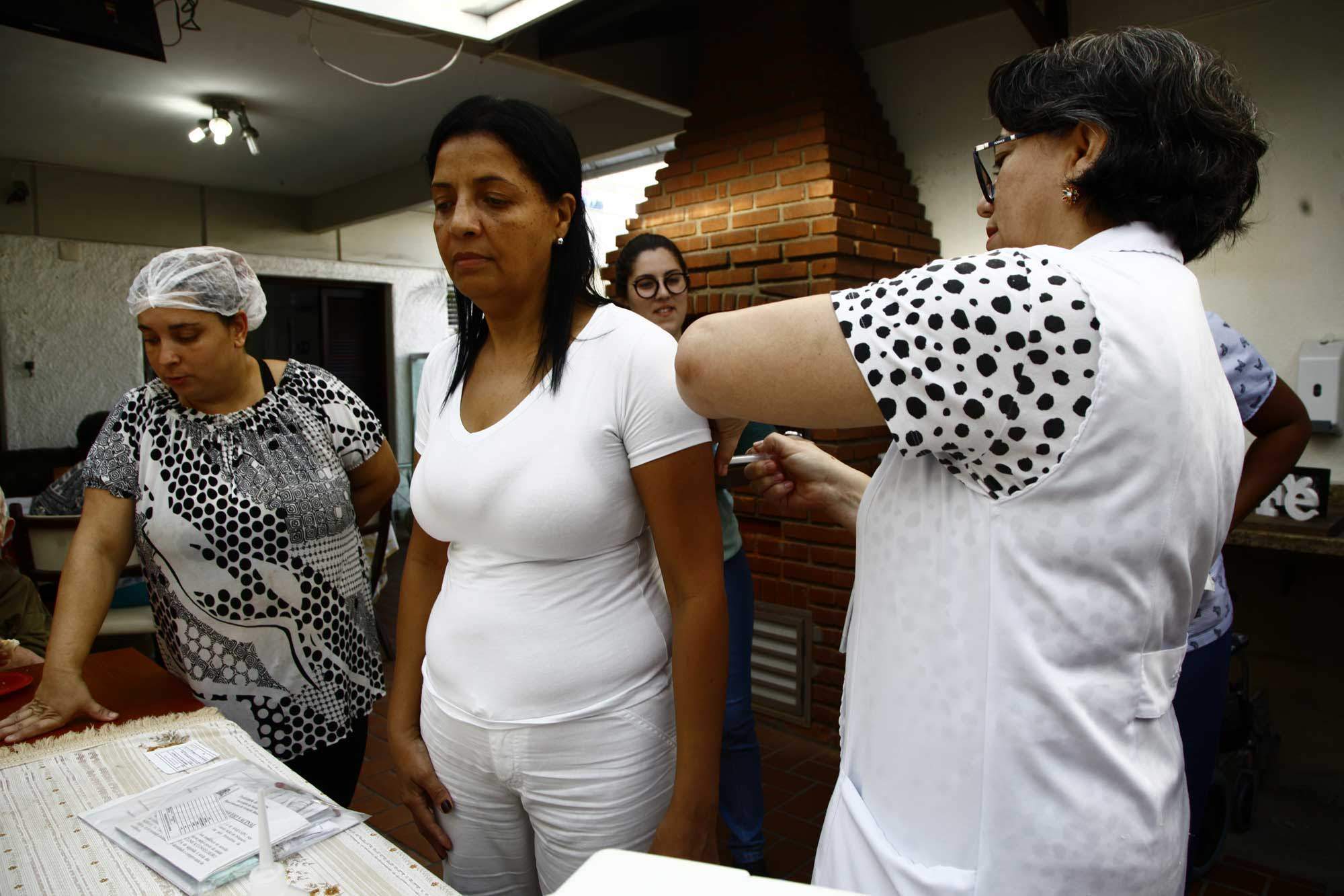 Profissionais da Secretaria de Saúde de Santos realizaram bloqueio vacinal nesta terça no Boqueirão