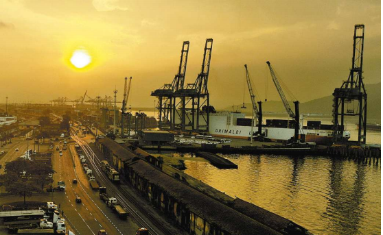  Porto de Santos iniciou operações no interior do canal para evitar correntes e rajadas de vento