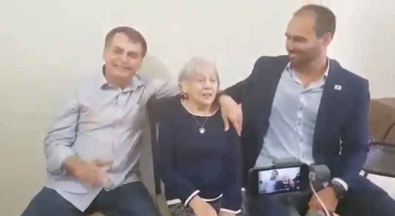 Presidente gravou vídeo de visita à mãe ao lado do filho Eduardo