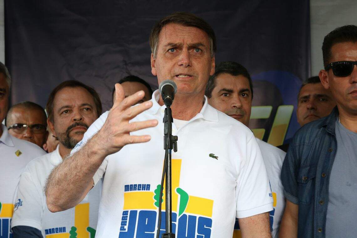 Bolsonaro atende evangélicos e afrouxa regra fiscal de igrejas
