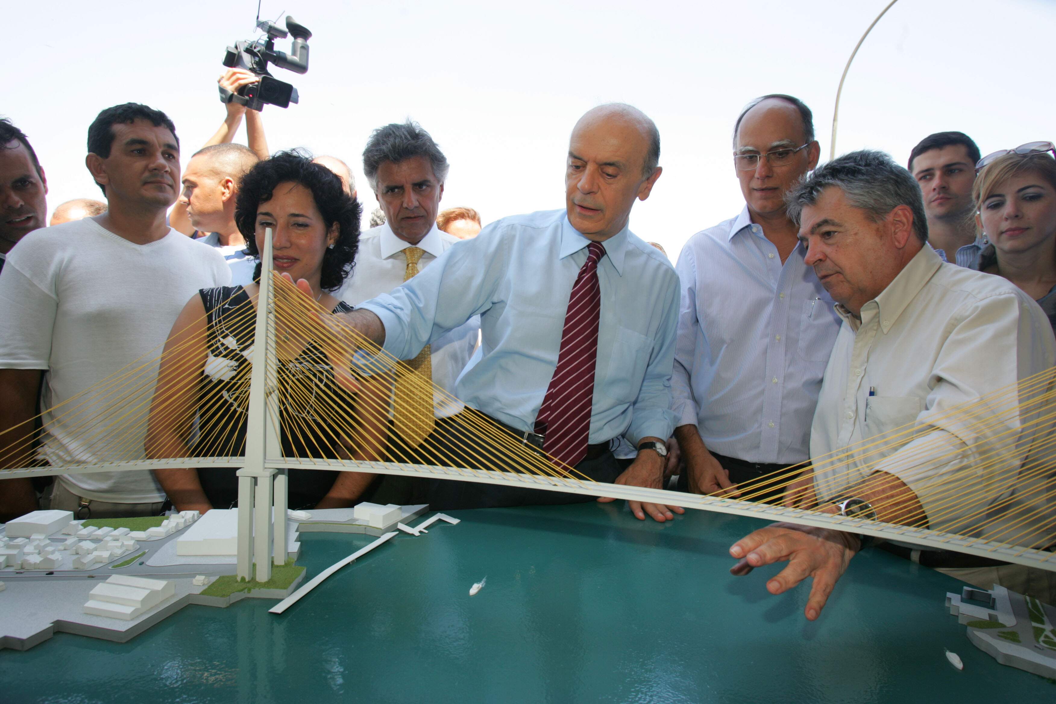 Ex-governador durante entrega da maquete da ponte entre Santos e Guarujá, em 2010