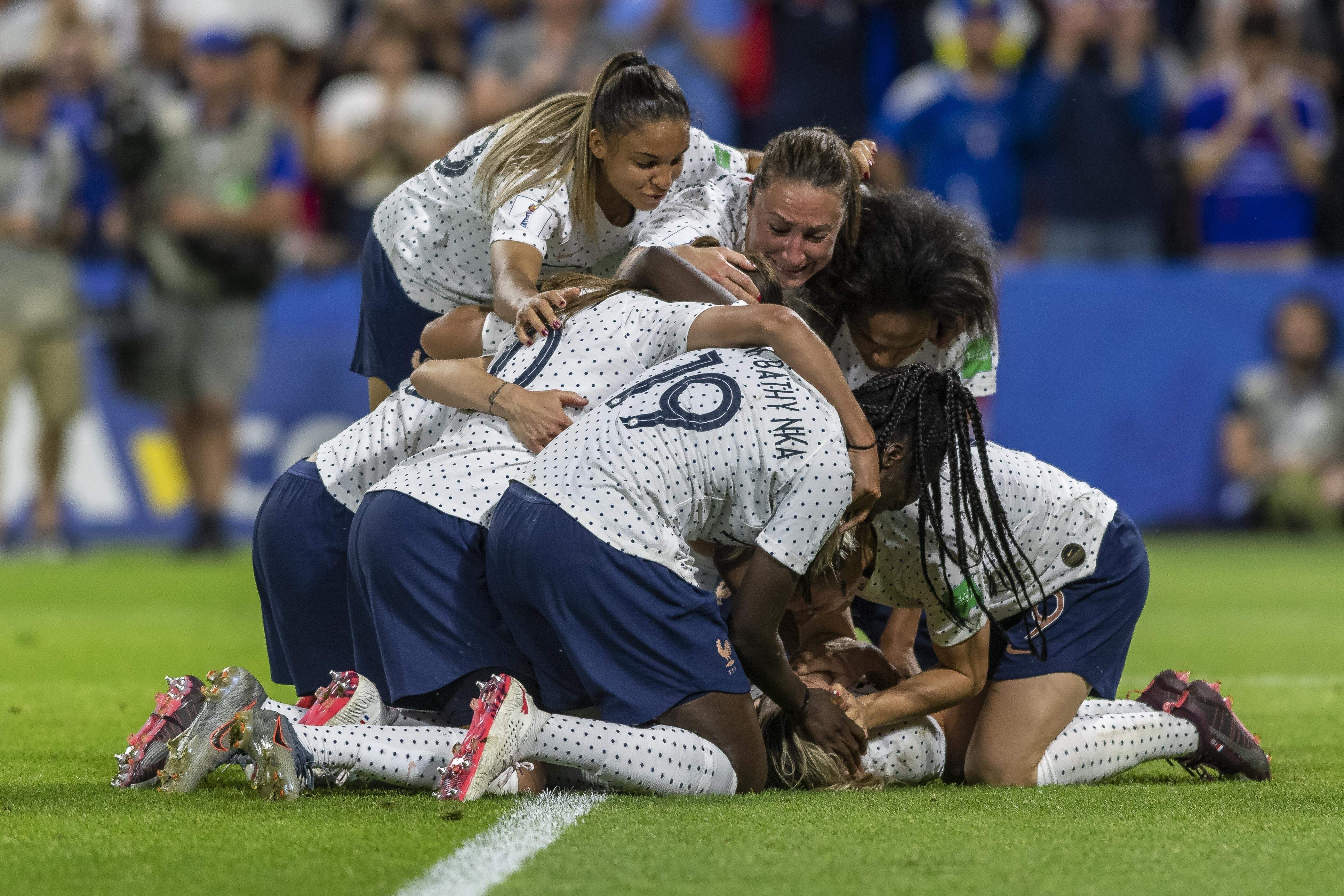 Jogadoras da França comemoram o gol da classificação, anotado por Amandine Henry