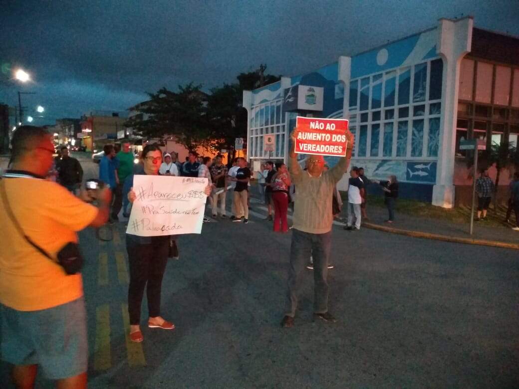 Pessoas manifestaram-se contra o aumento do salário dos vereadores 