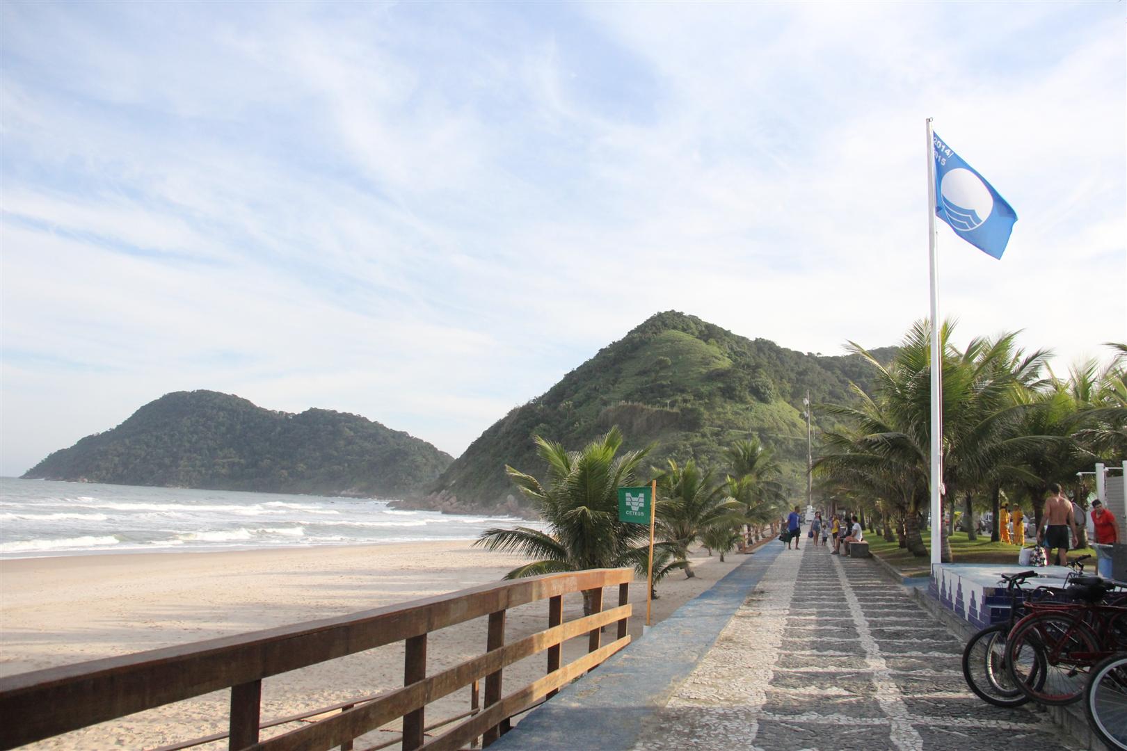 Praia do Tombo, em Guarujá, recebe bandeira azul pela décima vez consecutiva