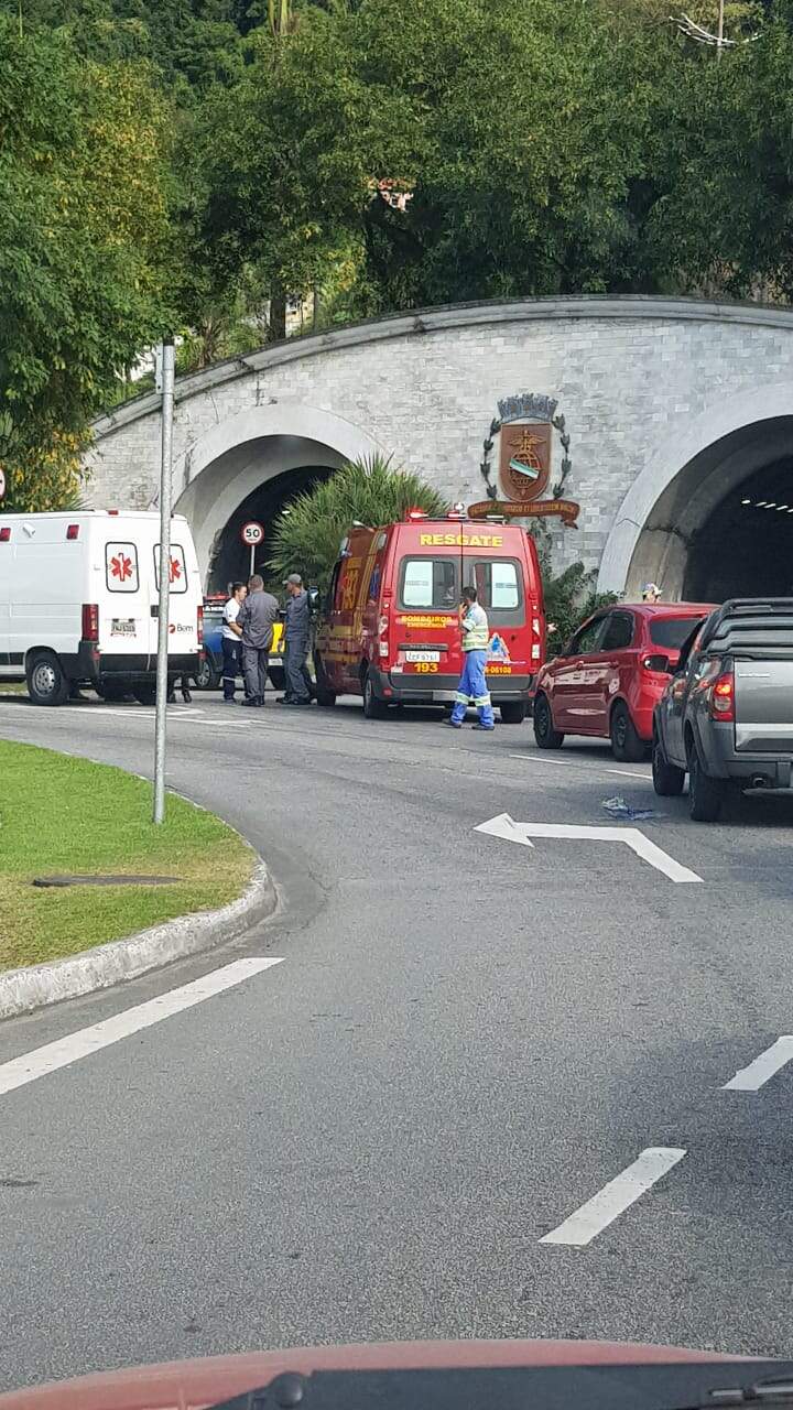 Motociclista fica ferido em acidente na entrada de túnel em Santos