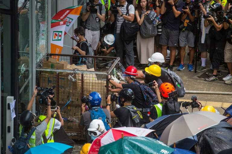 Manifestantes invadem Parlamento de Hong Kong e aprofundam crise