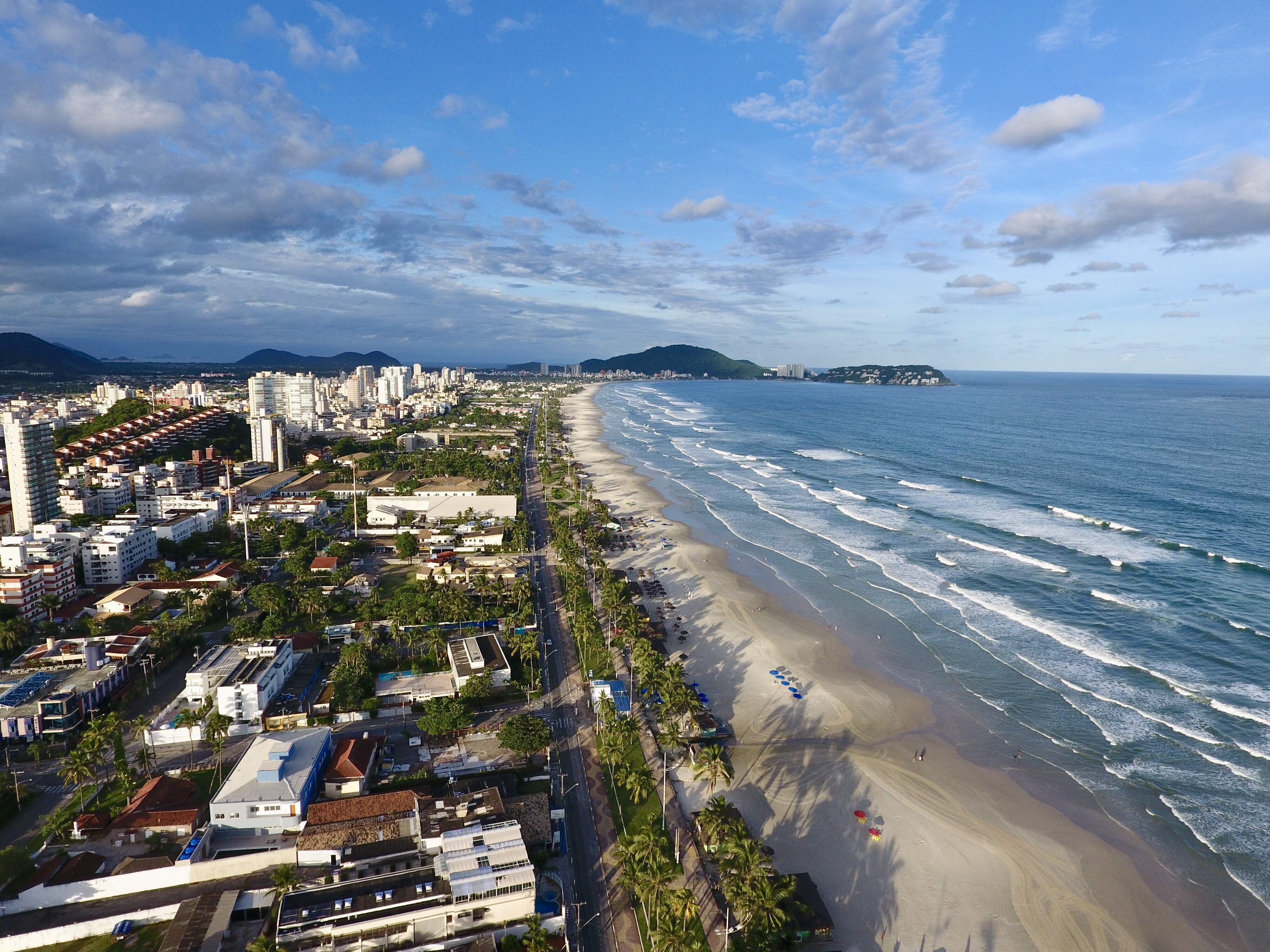 Adolescente foi baleado na Praia da Enseada, em Guarujá, no domingo