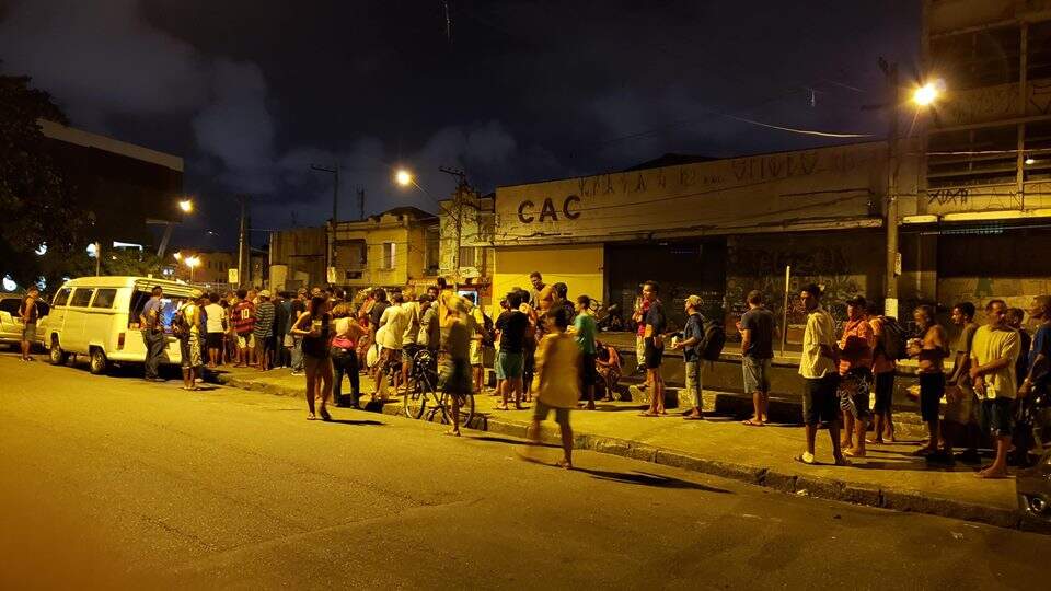 População carente aguarda, às quartas-feiras, a distribuição de sopas e cobertores na região do Mercado Municipal de Santos 