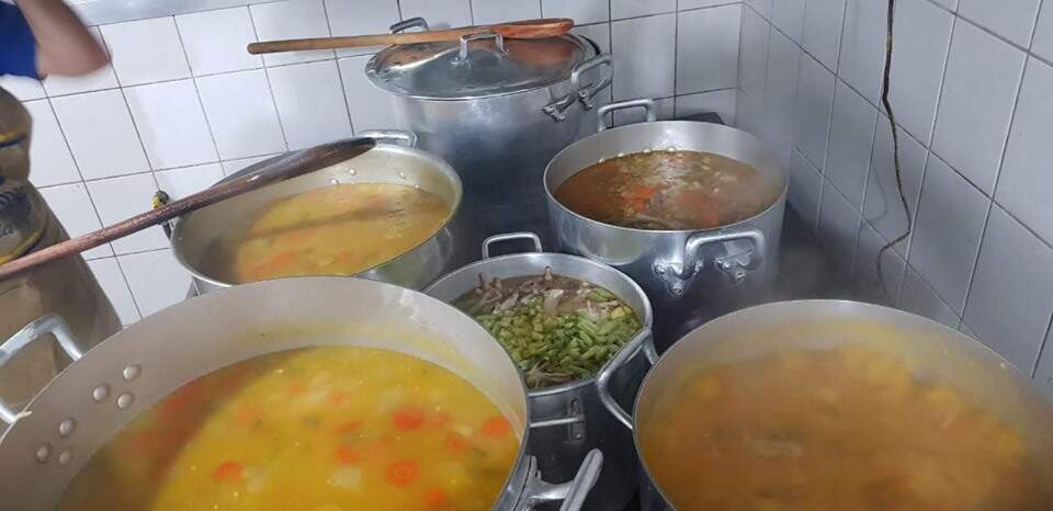 Alimentos para o preparo das sopas são doados por parceiros e amigos do grupo 