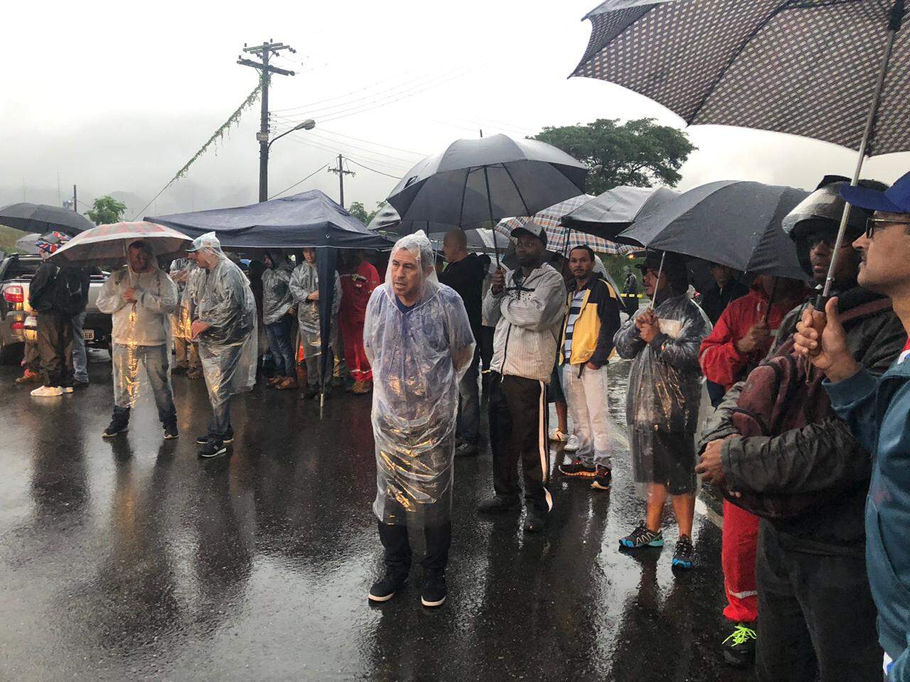 Funcionários terceirizados da Petrobras protestam pela 2ª vez em Cubatão