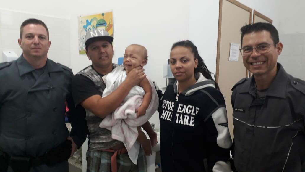 Bebê é salvo por policiais após se engasgar em Itanhaém