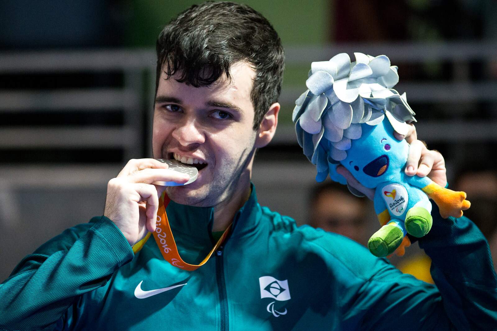 Stroh exibe sua medalha prateada, inédita para o tênis de mesa brasileiro 