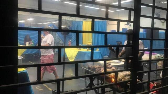 Funcionários cobriram as paredes com panos azuis e amarelos
