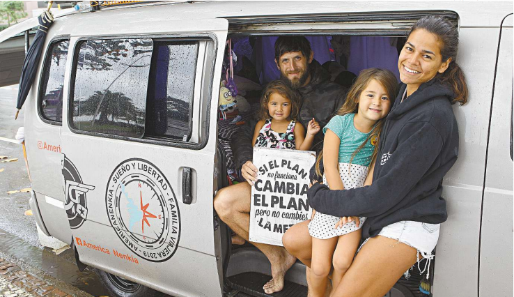 A família viaja a bordo de uma van pela América do Sul; a ideia é permanecer na região até terça-fei