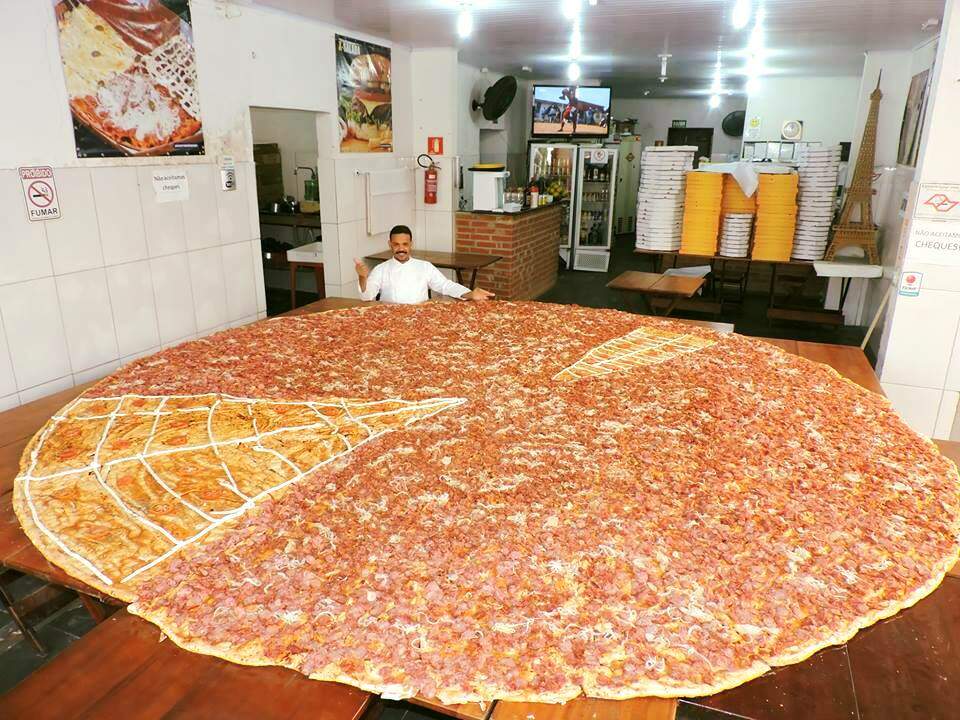 Pizza de 3 metros de 65 cm virou meme nas redes sociais