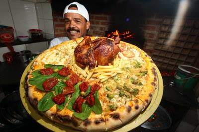 Com sonho de fazer a maior pizza do mundo, Ricardo conta que a ideia da pizza com frango assado foi autoral 