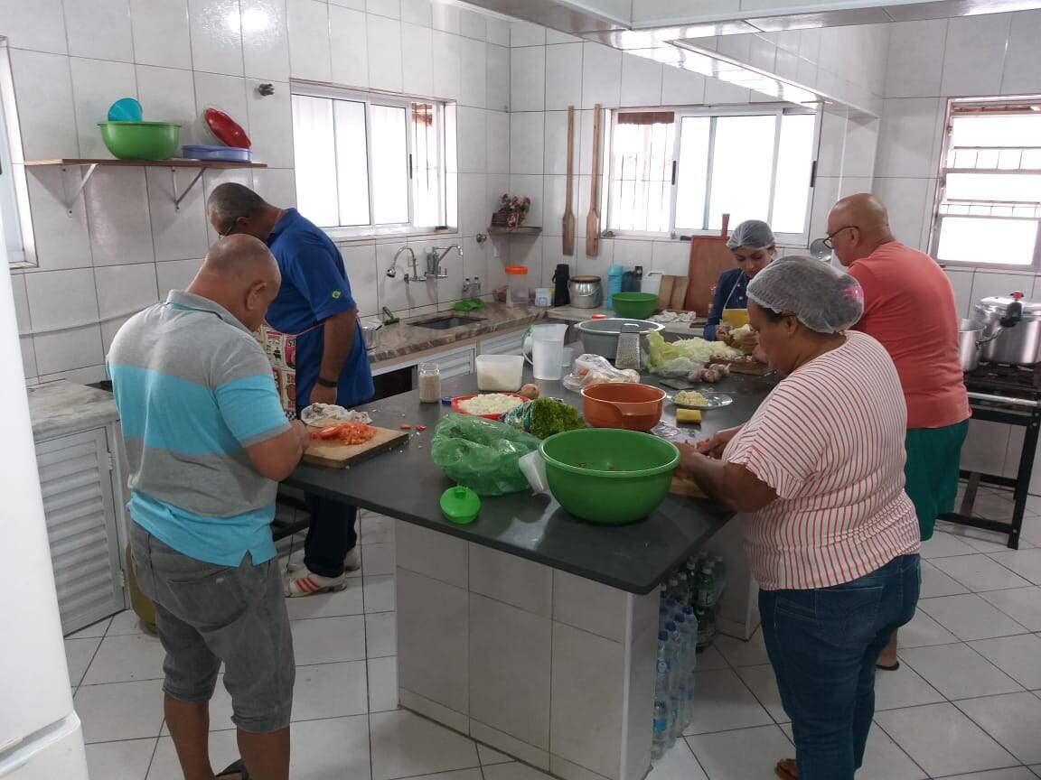 Voluntários preparam cerca de 400 refeições mensais para pessoas em situação de rua 