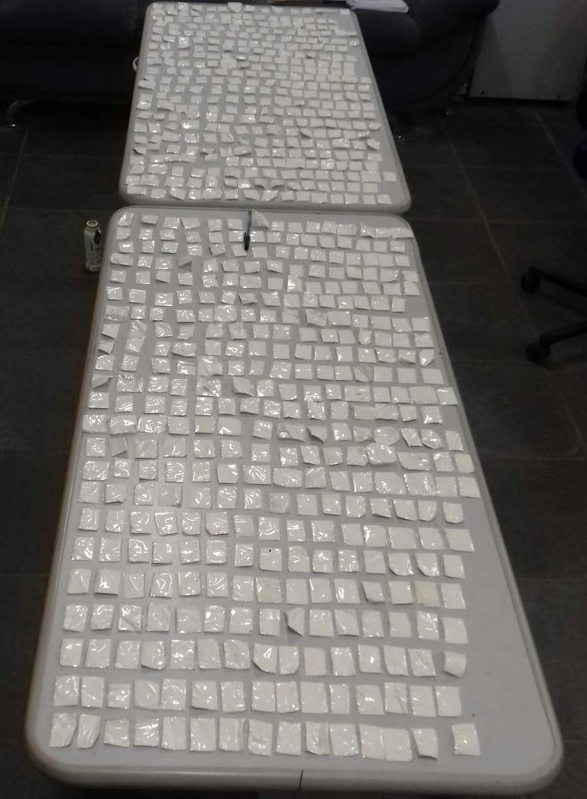 Foram encontrados dois quilos de maconha, 676 pinos de cocaína e outros objetos no estabelecimento