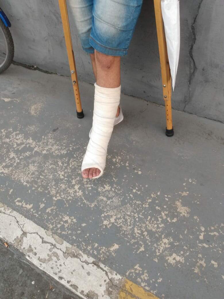 Vítima sofreu uma fratura na perna esquerda após ser agredido 