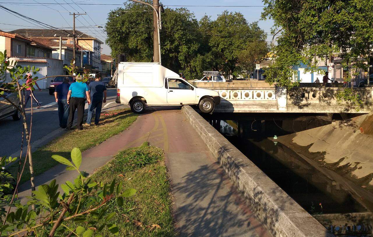 Veículo quase caiu no canal da Avenida Siqueira Campos, no Macuco, em Santos