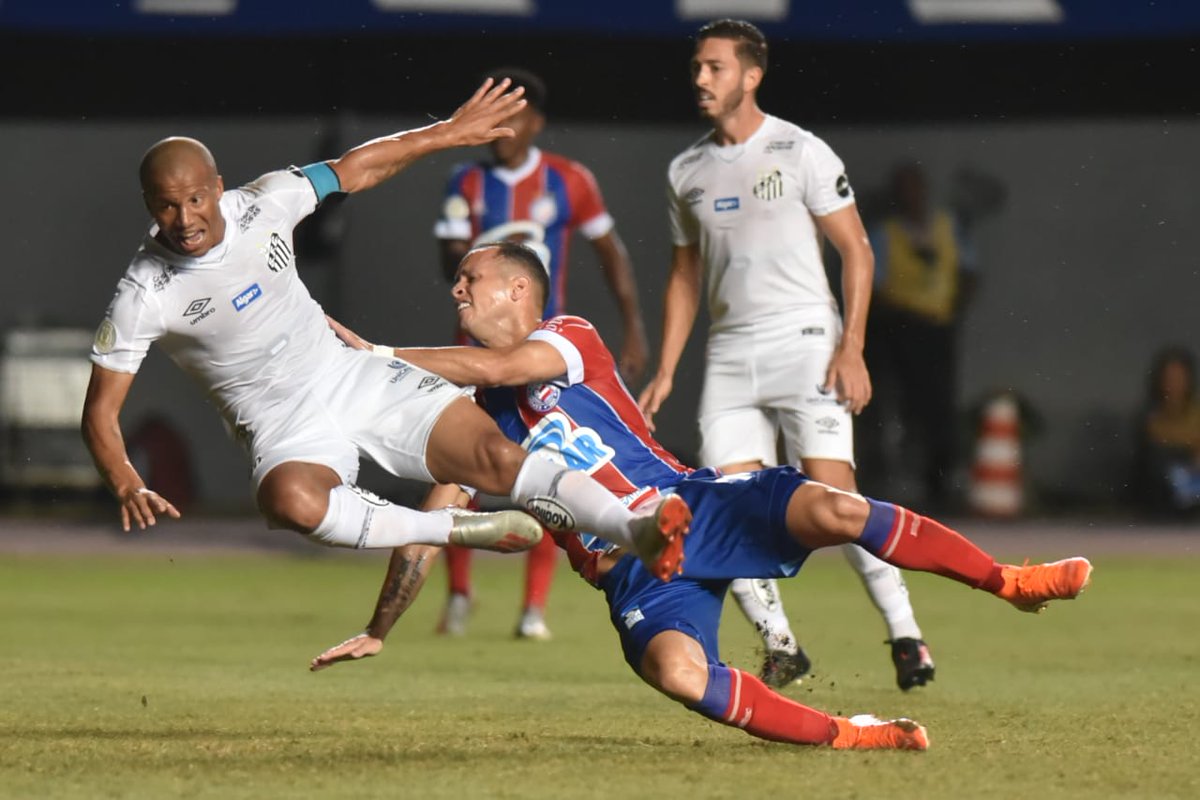 Guerra derrubou Sánchez dentro da área, pênalti que originou o gol da vitória do Santos 