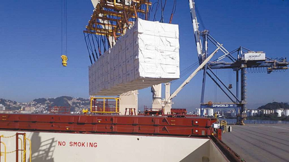 O Robusta atracou no terminal DP World Santos ontem para o embarque de 10 mil toneladas de celulose