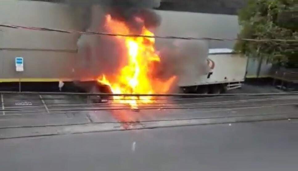 Segundo a corporação, o caminhão perdeu parte da carga com o fogo, mas o condutor não se feriu