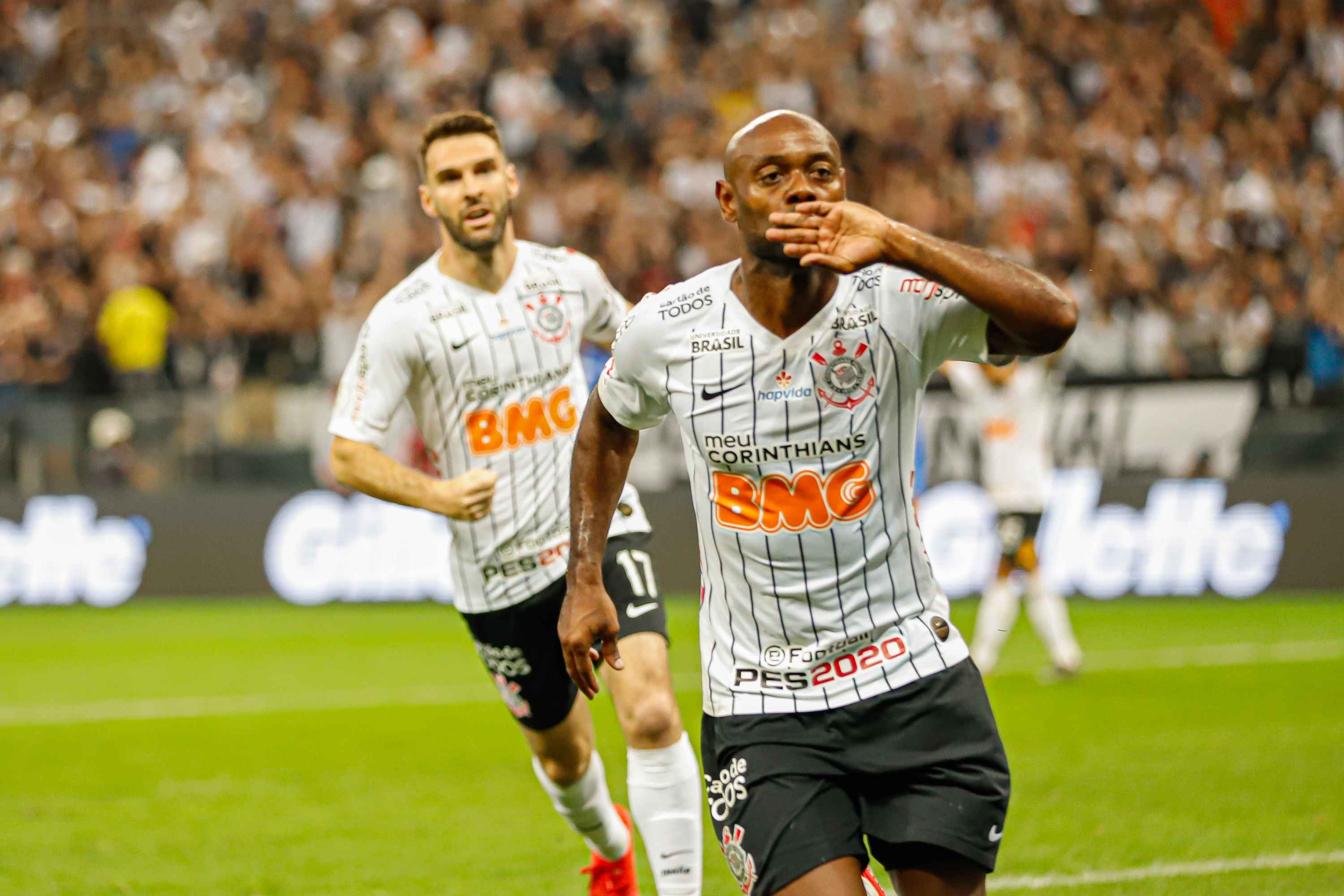 Após muita insistência, Vagner Love marcou o gol que deu a vitória ao Corinthians